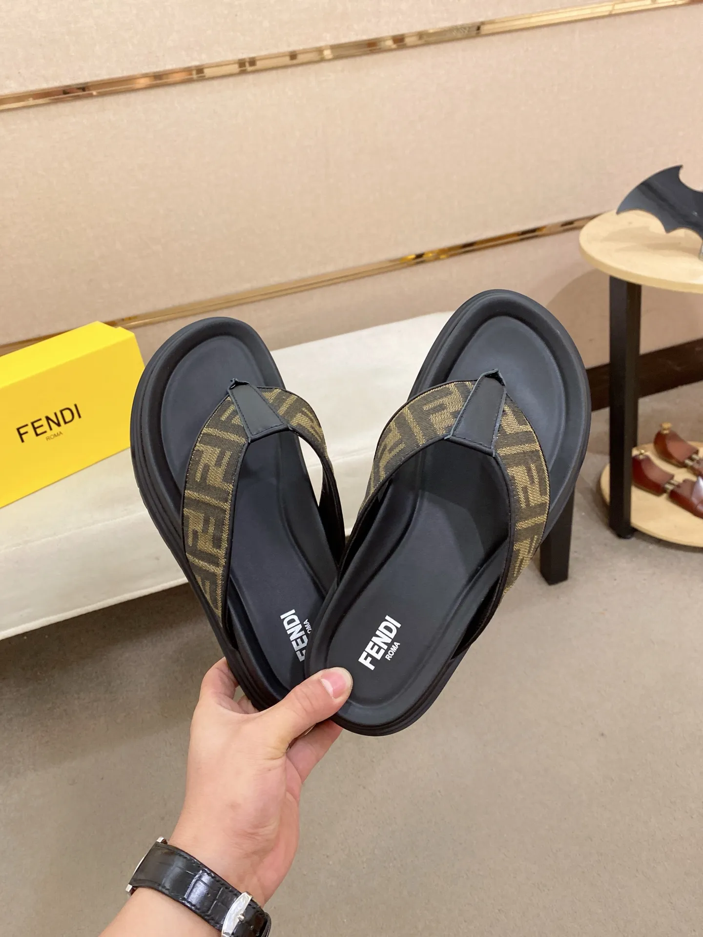 Factory price: 320💰 [Fendi Slippers] High-end brand of men's shoes, official website 1:1 latest masterpiece: original mold customization, the fabric is made of imported original materials, upgraded outsole, lighter and non-slip. The market's top quality, simple yet tasteful, a must-have for fashionistas, fashionable at your feet, full of confidence, the same style at the counter 👍The season of summer slippers is here. Code: 38-44 (45 is custom-made and cannot be returned or exchanged)